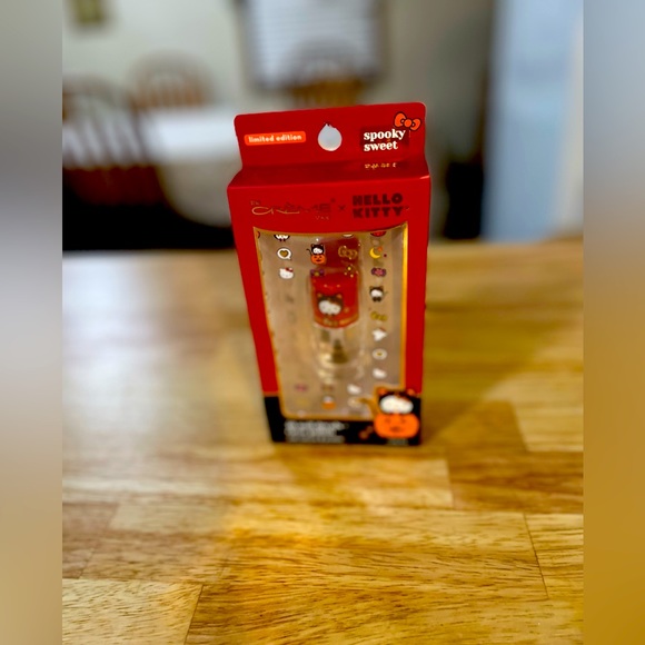 Crème Hello Kitty Halloween 50 decals and clear polish NIB - Picture 1 of 3